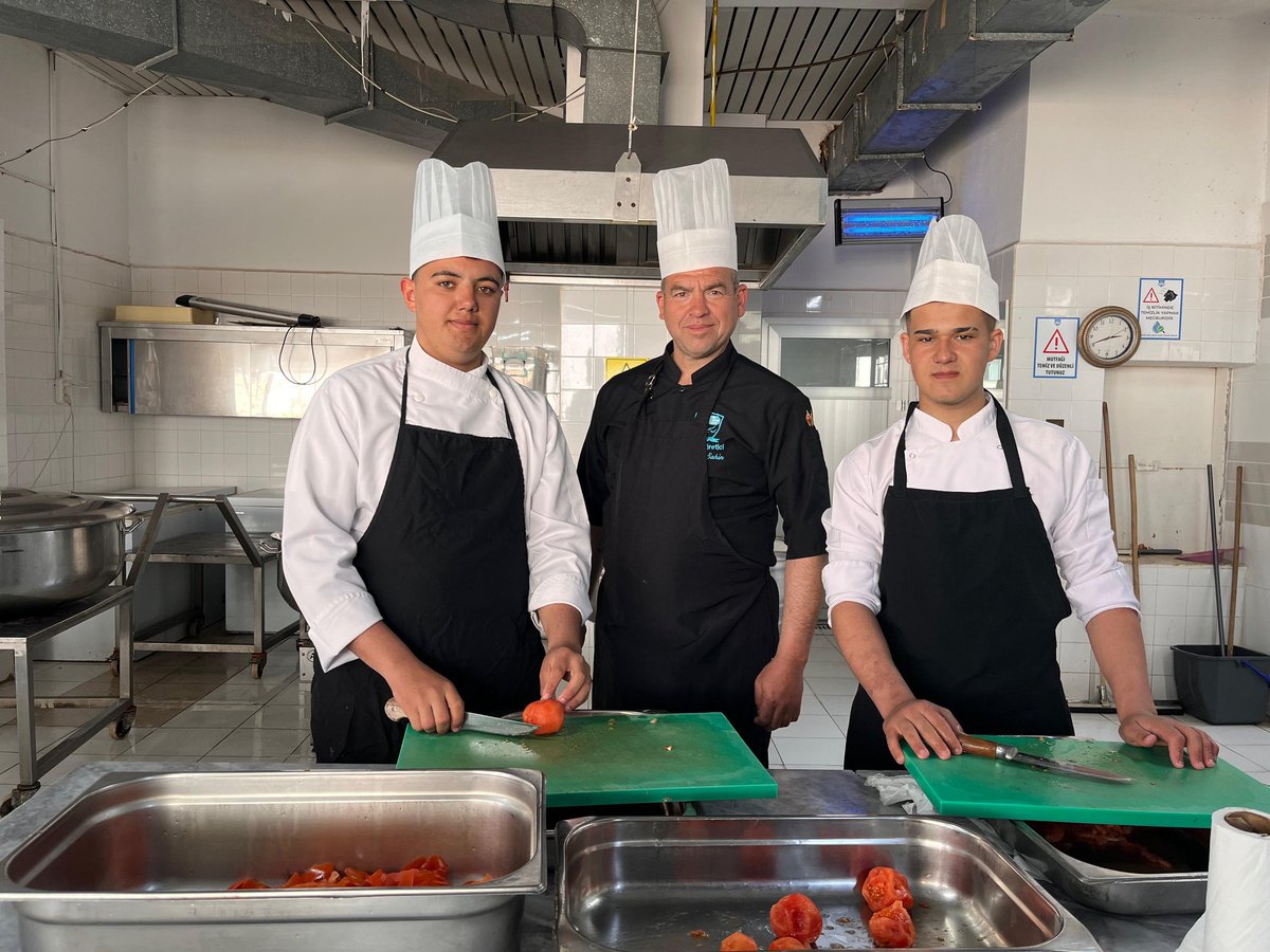 HalitMtal's tweet photo. Okulumuz aşçılık öğrencileri Halil Çimen ve Mustafa Öztürk, Usta öğreticimiz Hamit Şahin ile hazırladıkları birbirinden lezzetli yemekleri “Maarifin Kalbinde Ramazan - Zanaatımla Yanındayım” uygulamaları kapsamında iftar sofrasında buluşturacaklar.@tcmeb @mugla_mem @MarmarisMem https://t.co/Ta9Puhpx7M