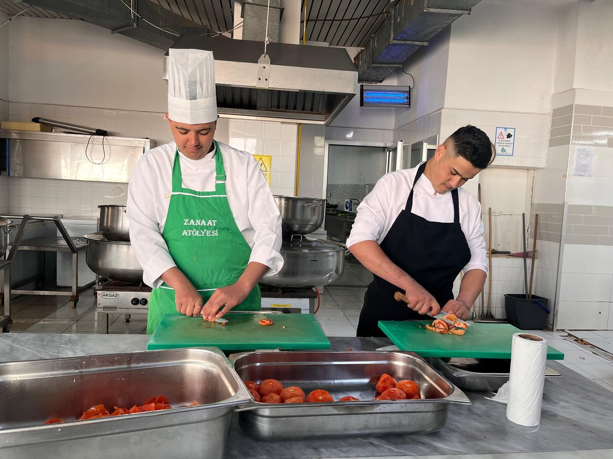 HalitMtal's tweet photo. Okulumuz aşçılık öğrencileri Halil Çimen ve Mustafa Öztürk, Usta öğreticimiz Hamit Şahin ile hazırladıkları birbirinden lezzetli yemekleri “Maarifin Kalbinde Ramazan - Zanaatımla Yanındayım” uygulamaları kapsamında iftar sofrasında buluşturacaklar.@tcmeb @mugla_mem @MarmarisMem https://t.co/Ta9Puhpx7M