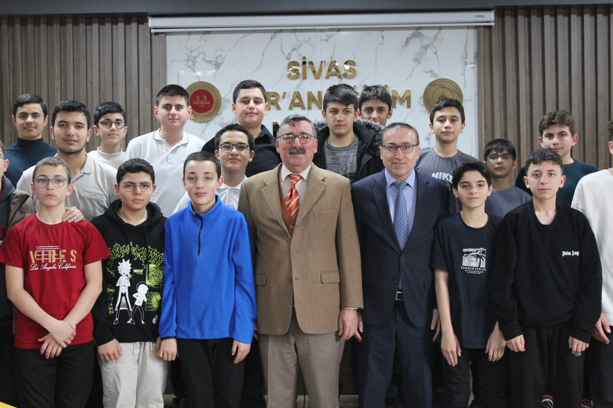 sivasilahiyat's tweet photo. Fakülte Dekanımız Prof. Dr. Bilal Deliser, İstikbal Yolunda Kariyer Buluşmaları serisinin ilk konferansını Sivas Kur'an Eğitimi Merkezi Konferans Salonunda gerçekleştirdi. Konferansa Eğitim Merkezi Müdürü Mehmet Dinç, öğretmenler ve Hafızlık yapan öğrenciler katıldı. https://t.co/JrICNxciWB