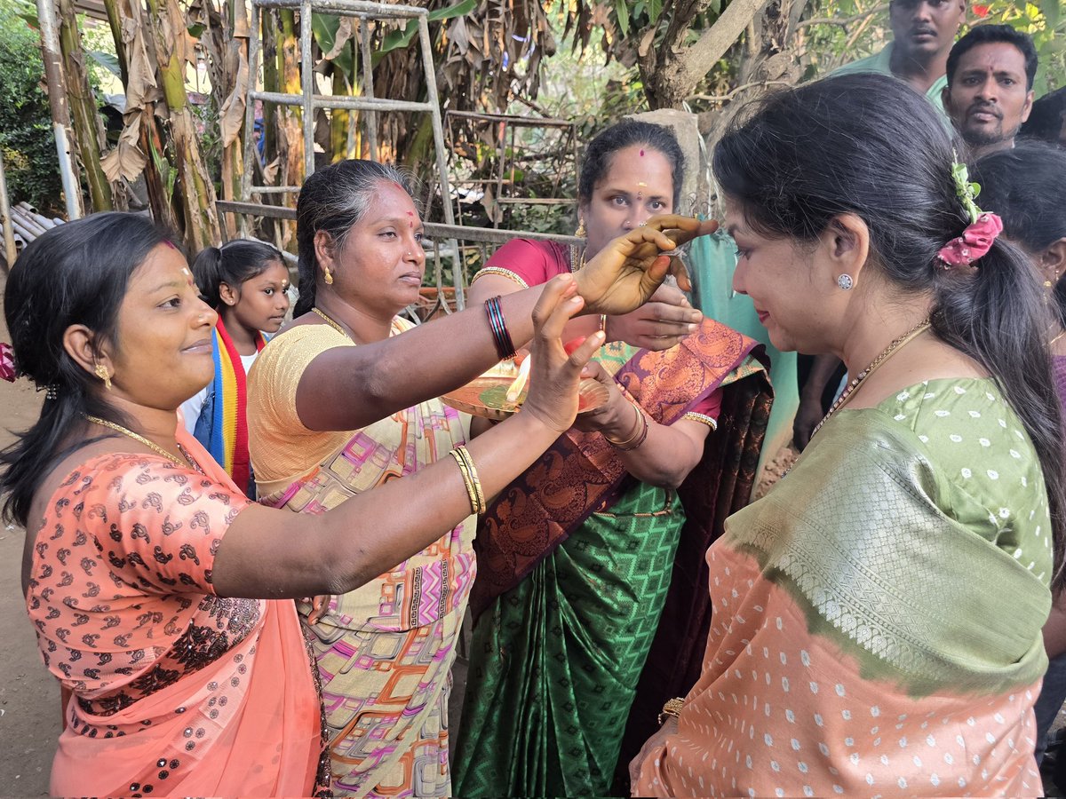 Sowmiyanbumani's tweet photo. பாட்டாளி மக்கள் கட்சியின் விழுப்புரம் கிழக்கு மாவட்ட துணைத் தலைவர் சி.பிரகாஷ் - தங்கம் தம்பதியரின் அன்பு மகள் P.லிக்கிதா மஞ்சள் நீராட்டு விழா சமீபத்தில் நடைபெற்றதை முன்னிட்டு, இன்று வானூர் வட்டம், கோட்டக்கரை கிராமத்தில் உள்ள அவர்களது இல்லத்துக்கு சென்று வாழ்த்தினேன்.! https://t.co/YwuK6tWtRd