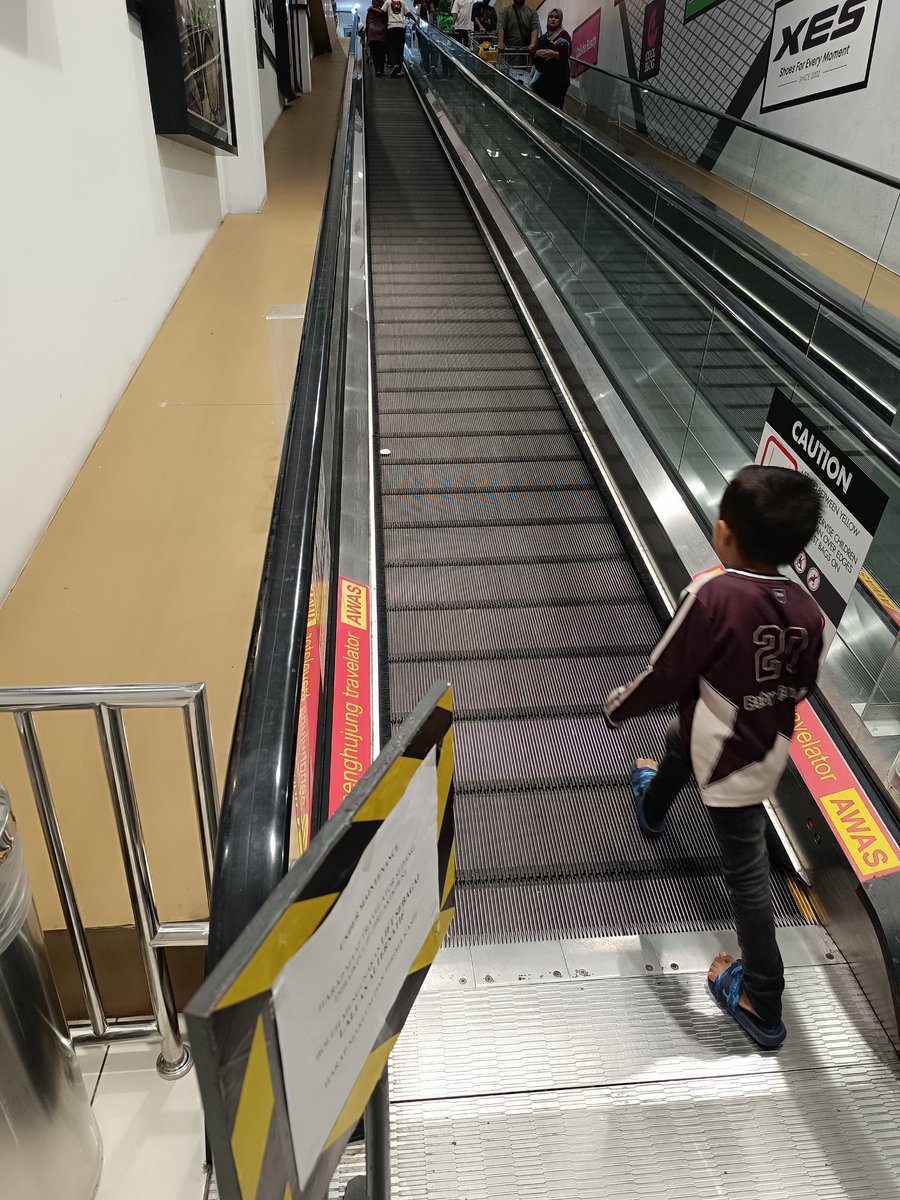 ezmyz's tweet photo. @MydinMalaysia berapa lama lagi travelator dekat mydin pulau sebang ni nak tunggu untuk di baiki. Berbulan-bulan dah rasanya. Kesian dekat org tua yg nak shopping dekat sini. Kena menapak naik. Please maintenance team korang boleh kan selesaikan. https://t.co/W9rLY4ovX6