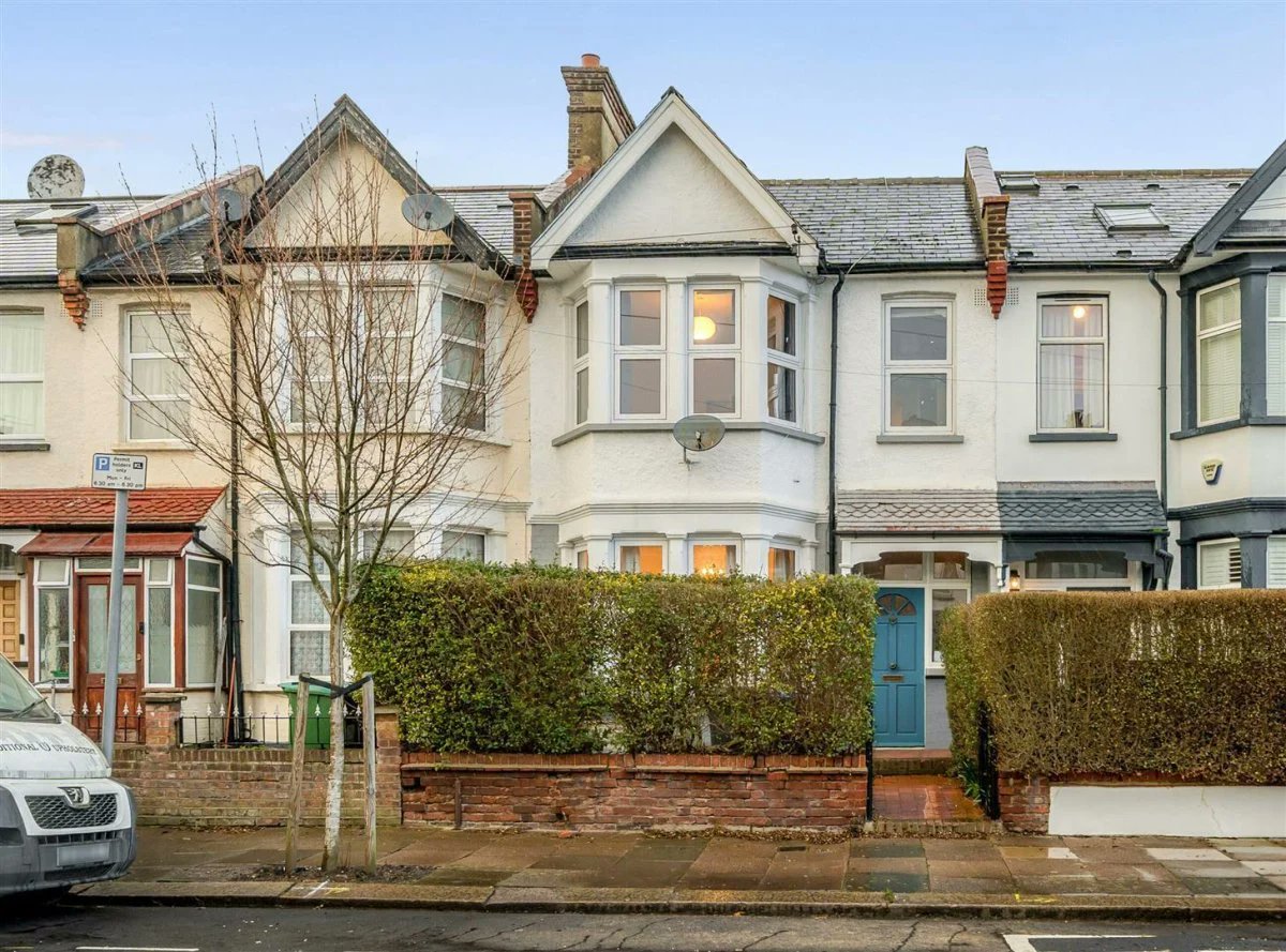 CameronsStiffCo's tweet photo. For Sale exclusively via Camerons Stiff &amp; Co.

📌 Liddell Gardens, London NW10
🏠 £1,399,950| Freehold

👉 View property details - click here: https://t.co/wwuTCPLt9Z
👉 For any enquiries please do not hesitate to get in contact with us.
☎️ 020 7328 2828 https://t.co/BPqzJhCf0q