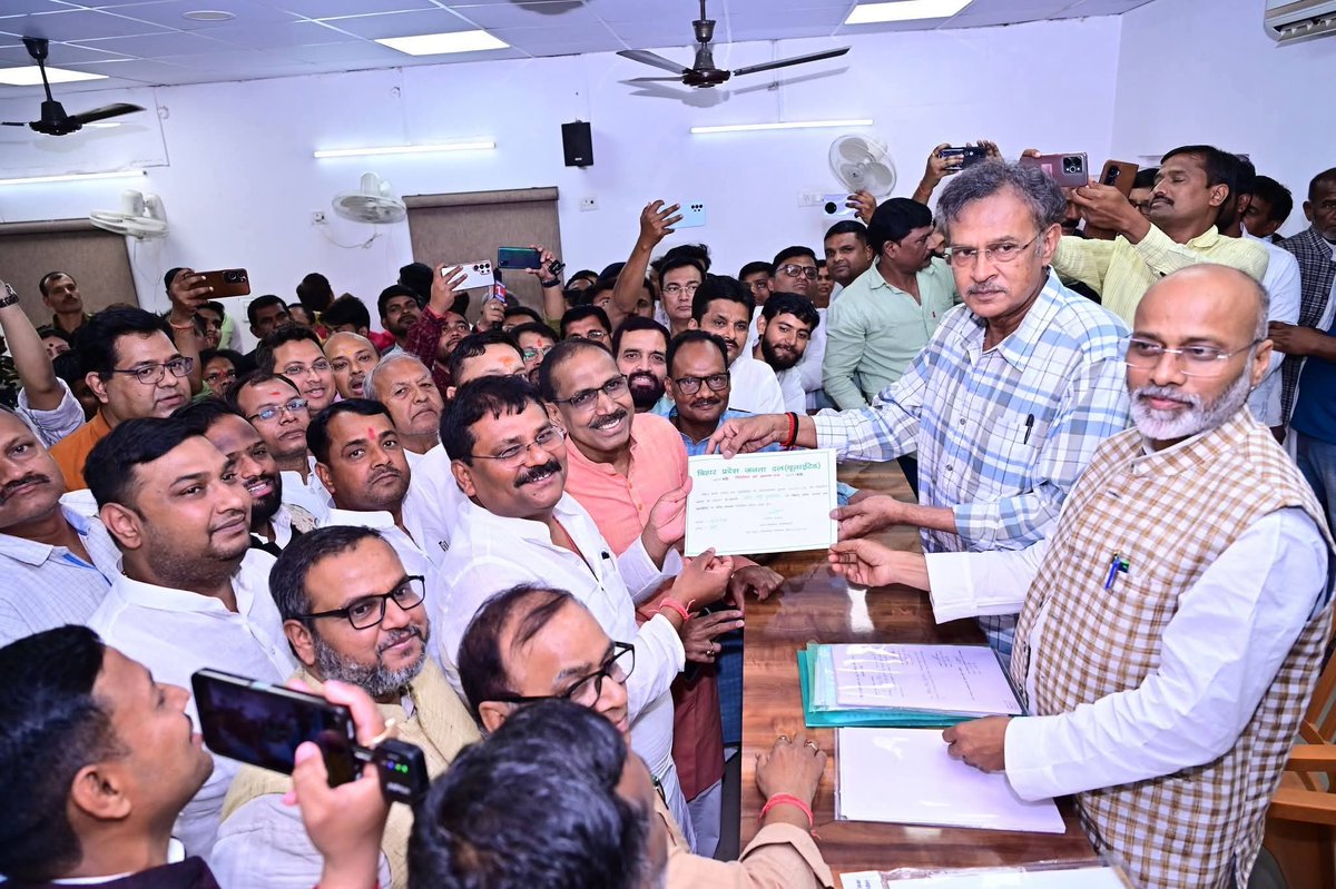 जनता दल (यूनाइटेड) के लोकप्रिय प्रदेश अध्यक्ष माननीय उमेश सिंह कुशवाहा जी ने दो सफल कार्यकाल पूर्ण करने के बाद आज तीसरी बार प्रदेश अध्यक्ष पद पर निर्वाचित हुए।
इस गौरवपूर्ण अवसर पर उपस्थित रहकर उन्हें शुभकामनाएं देने का मुझे भी सौभाग्य प्राप्त हुआ।