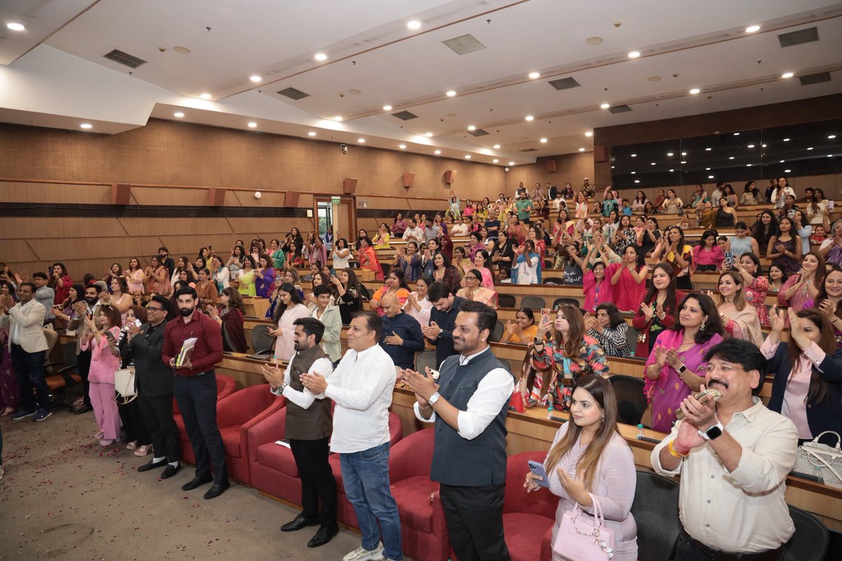 को सम्मानित कर उनका उत्साहवर्धन किया। आज की भारतीय महिलाएँ उद्यमिता, नवाचार और नेतृत्व के माध्यम से राष्ट्र निर्माण में महत्वपूर्ण भूमिका निभा रही हैं।
सभी को उनकी उल्लेखनीय उपलब्धियों के लिए हार्दिक बधाई एवं उज्ज्वल भविष्य के लिए मेरी शुभकामनाएँ।