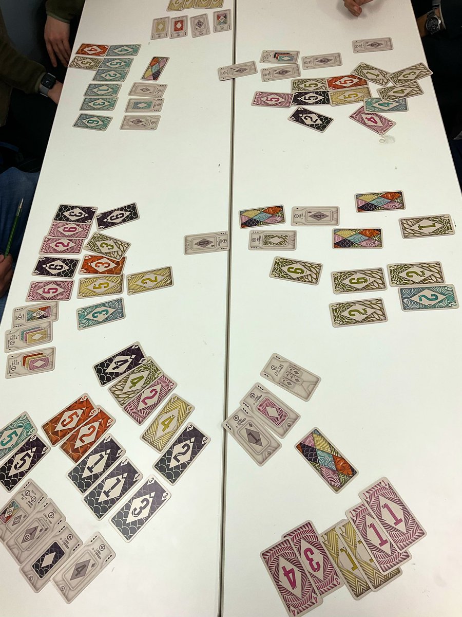 GameRoom_info's tweet photo. 「SPLITO（スプリト）」がプレイされていました
両隣のプレイヤーとの間のゾーンに
条件カード・6色の数字カードを置いていき、
終了時にそれぞれの得点を掛け合わせた勝利点を競います。
左右のプレイヤーと協力しつつ、勝利点は独自のものになる絶妙なバランス

#ゲームルーム
#代々木ゲームルーム https://t.co/erSi3XJ0dW