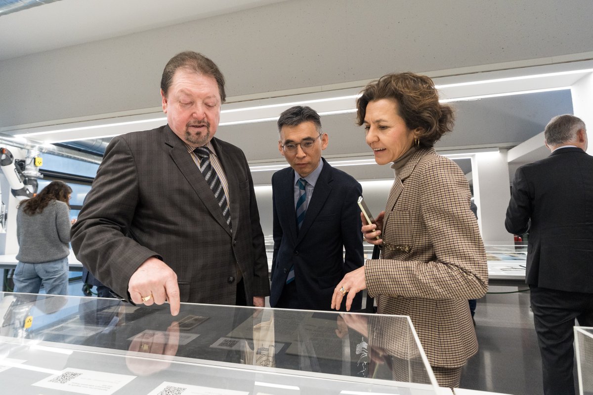 🌍 Acostem les institucions catalanes, el patrimoni i la història del país als cònsols establerts a Catalunya.

📜 El conseller <a href="/jduch/">Jaume Duch</a> els ha acompanyat a l'<a href="/arxiunacional/">Arxiu Nacional</a> per visitar l'exposició sobre l'acció exterior del <a href="/govern/">Govern de Catalunya</a> durant la Guerra Civil.