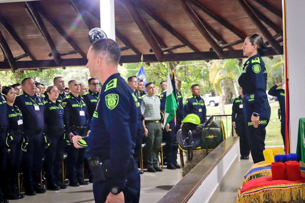 PoliciaMeta's tweet image. 👮🏼‍♀️ Hoy, desde la Escuela de Carabineros Eduardo Cuevas García, se llevó a cabo relación general con la Sra. BG. Yurian Jeannette Romero Murte, directora de Educación Policial, quien socializó la Estrategia Educativa Policial 2026 y el #PlanDemocracia “Voto Seguro”. #Dignidad #S2D