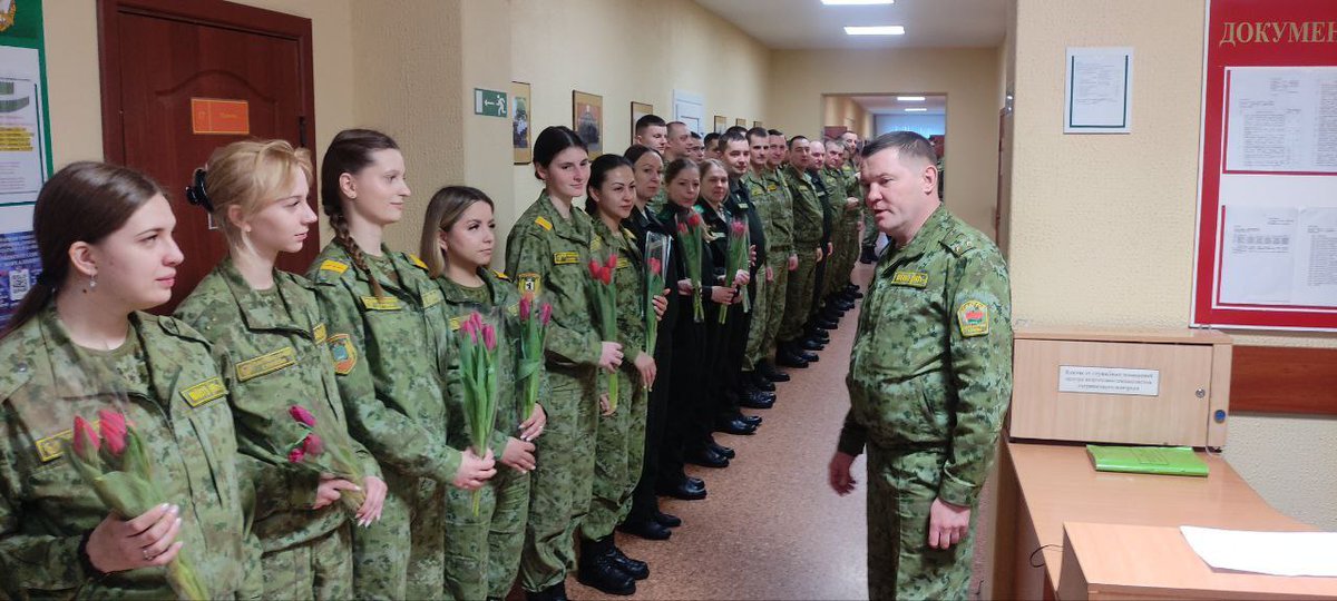Ipsrbby's tweet photo. Весеннее поздравление в Центре подготовки пограничников

💐В предд��ерии Международного женского дня слушатели Центра подготовки специалистов пограничного контроля поздравили прекрасную половину своего учебного заведения. https://t.co/UXm4GXznM9