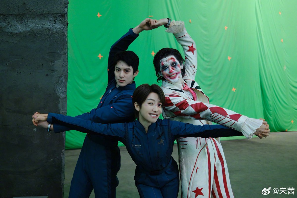 260306 Victoria Song posted some pictures with #DylanWang and Wang Duo on the set of Per Aspera Ad Astra (星河入梦). 🥹 3/3

#王鶴棣