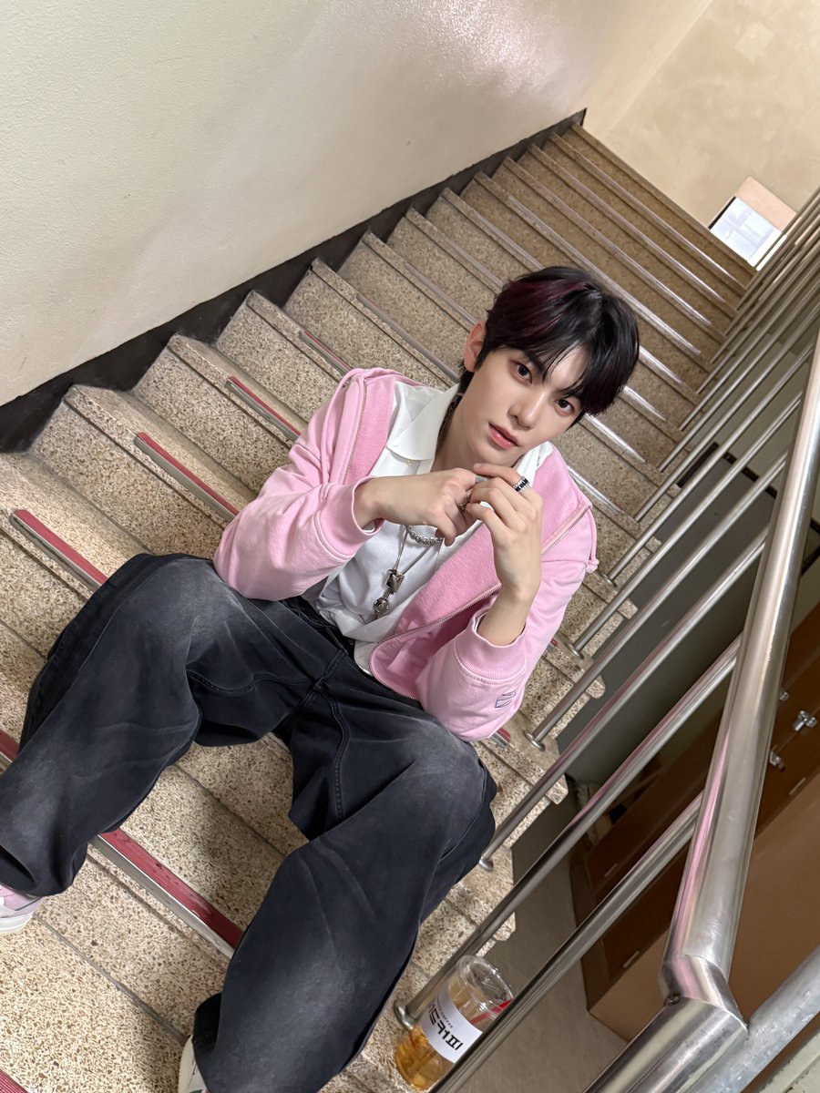 TUNEXX_official's tweet photo. 𝙐𝙉𝙎𝙀𝙏☀️

#TUNEXX #튜넥스
#Donggyu #동규
#SET_BY_US_ONLY
#내가_살아있다는_증거 https://t.co/2dyPTSHZ8Y