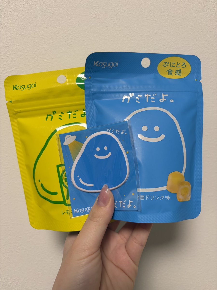 #おはるのグミ備忘録 

な、な、なんとーーー！！！！！！！😳
 #グミだよ。 ぷっくりステッカー！！！
かわいいかわいいおいしい！！
どの子も選びがたかったが……
乳酸菌くんをお迎えしたよ〜〜！💙