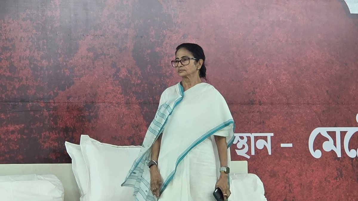 aitc_deep's tweet photo. দিল্লির অত্যাচার যত বাড়ে,
বাংলার লড়াই তত শক্ত হয়।
দিদি আছেন, বাংলা জিতবেই।
#DidiForBengal
#KhelaHobe https://t.co/mtn2CthPYc
