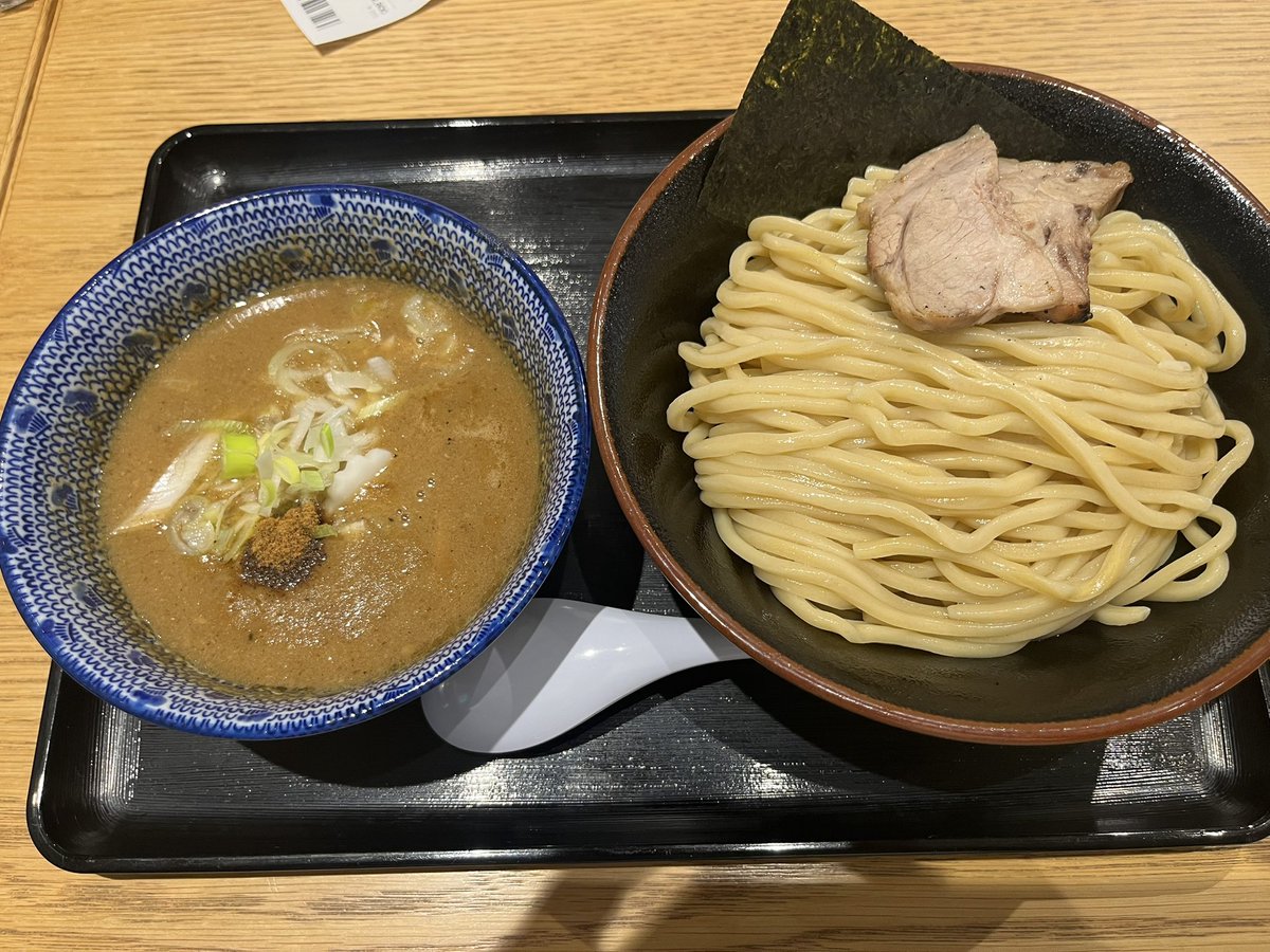 今日は先輩も残業してるから、夜食は外食🍜
つけめん章の濃厚つけ麺‼️
腹パンで仕事がグダグダになりそ🥱
あと確定申告終了まで9日…
#ffrkラーメン部