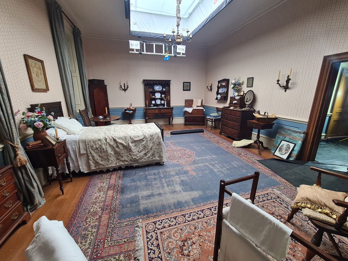 ห้องนอนคนใช้บ้าน Bridgerton โคตรจะโมเดิร์น มีแต่คนบอกว่าบ้านนี้มีนต้องรวยแค่ไหน ห้องนอนคนใช้ถึงใหญ่แถมทุกคนมีห้องเป็นของตัวเองอีก เว่อร์