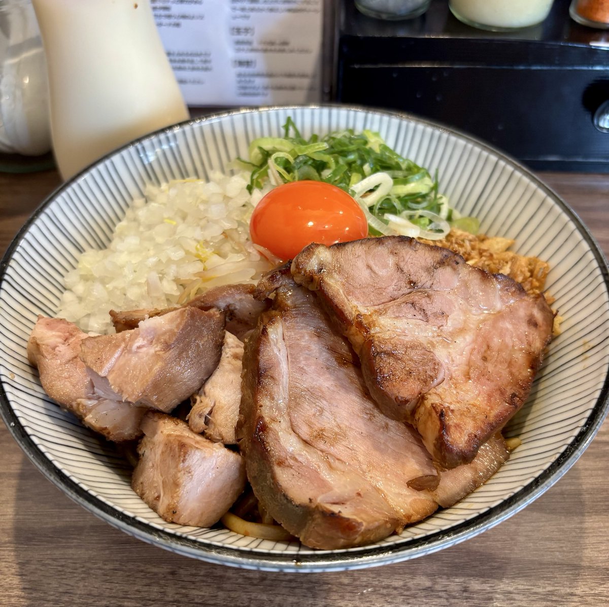 Aa930482Aa's tweet photo. NOODLE パドル　#自由が丘
特製まぜそば麺大盛

生姜ラーメンと異なりガツンとメニュー✨
とにかくチャーシューが毎回凄く美味しい😋
分厚く肉肉しいのにフワッとジューシー✨
タレが絡んだパツパツ麺、薬味と相まりずっと旨い😋✨
ニンニクマヨでジャンク✨お酢でサッパリ✨
大満足、ご馳走様でした https://t.co/7u2iFdn1Kg