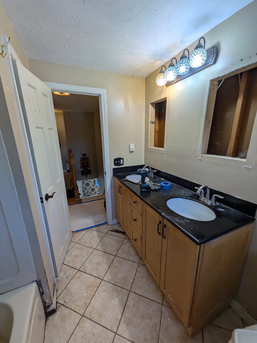 Strong_Builders's tweet photo. Bathroom renovation - Before and after.  What do you want to build today?  #strongbuilders #remodeling #bathroomrenovation https://t.co/1lAbTI6hya