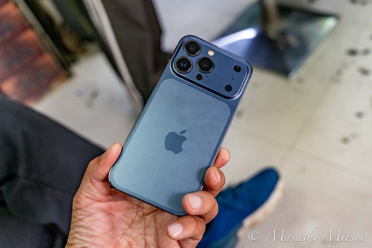 インドの散髪屋さんが持っていたiPhone。「これ、iPhone17 Proでしょ。すげぇじゃん」と言ったら、「中身はiPhone13 Proなんだよ」と不思議な返事。インドには「外見だけを最新機種に換装する」というサービスがあるんだとか。見栄を張りたいけど、最新機種は買えないというユーザー向けの商売なのだ