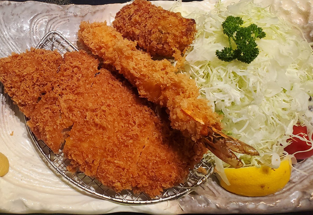 ItTomocch's tweet photo. 友だちと遅めのBDごはん
とん吉で食べたよ😋😋😋
ロースとエビとカキ
カキが、めっちゃおいしかった😌❤️
ありがとう 友だち🧡
#とん吉 https://t.co/3anNVP2F5B