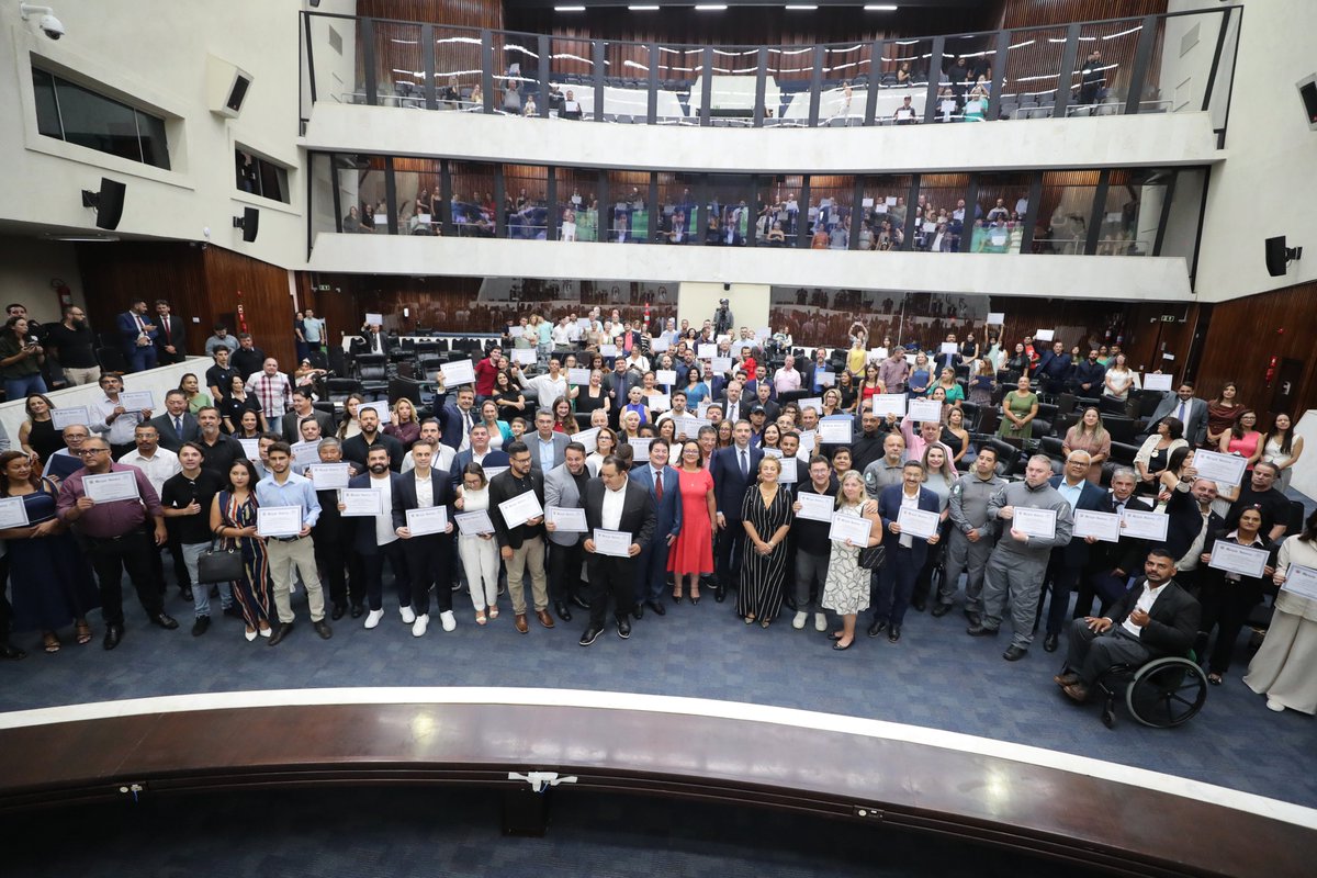 DenianCouto's tweet photo. Assembleia homenageia personalidades de destaque em diversas áreas no Paraná

Saiba mais: https://t.co/rokBWIXfG1 https://t.co/xSWV61g6su