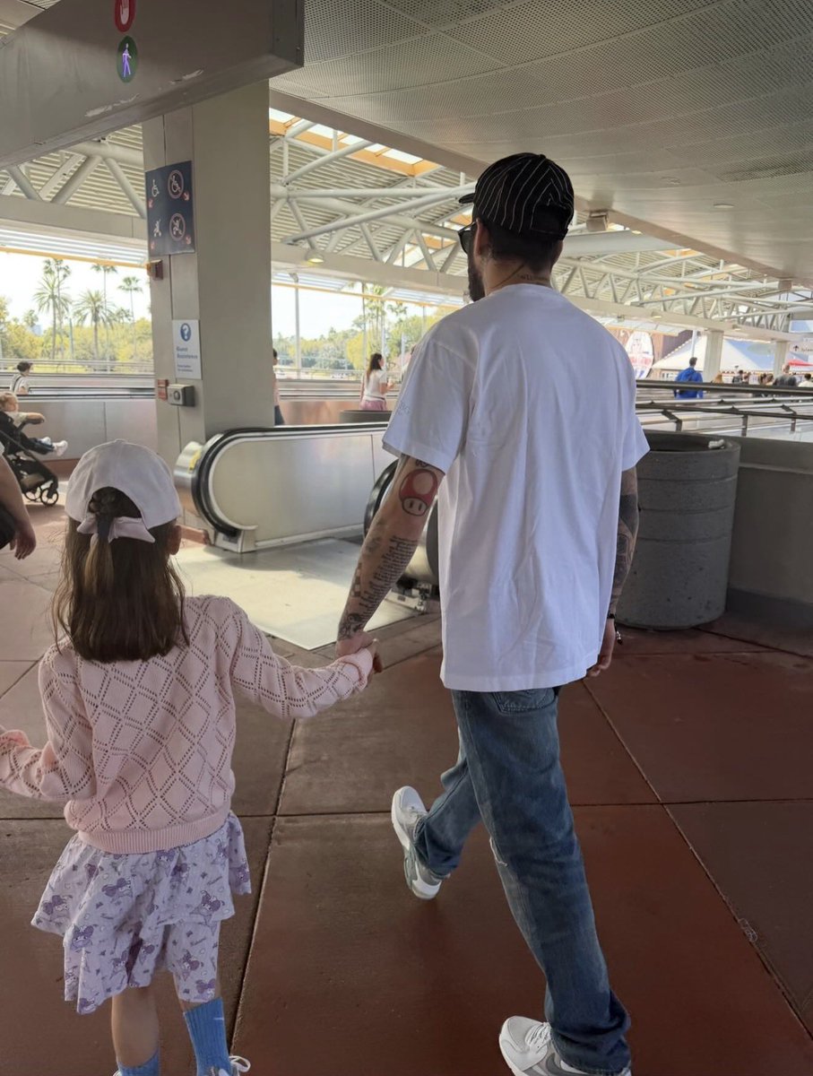 bluntofmine's tweet photo. my fav era of zayn is him being a girl dad https://t.co/tGzi6O0nSS