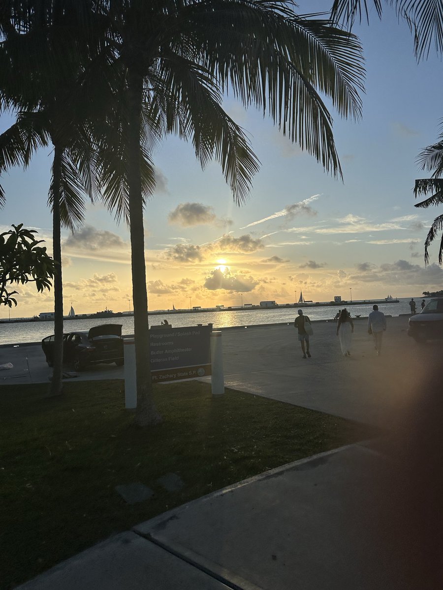 CruzinParadise's tweet image. Beach 🏖️ or Pool 🏊🏽 Today The Weather is Back !#SouthFlorida @Robertperrette