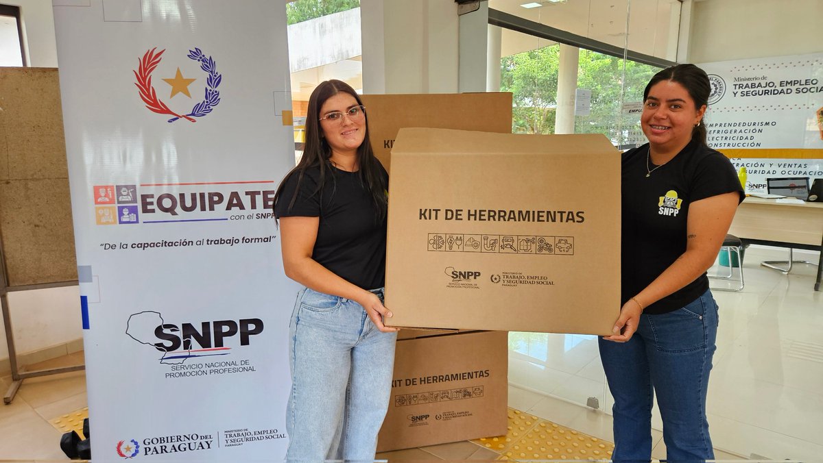 SNPP_Paraguay's tweet photo. 📍 Guarambaré
👷🏻♀️👷🏼♂️ #EQUIPATE | De la capacitación al trabajo formal
En el SNPP Guarambaré, 10 egresados del curso Auxiliar de Seguridad y Salud en el Trabajo, recibieron sus herramientas para empezar a trabajar. 🦺🧰
👷🏻♀️ Nuevos técnicos formados, listos para impulsar el auto empleo digno y sostenible.
Con #EQUIPATE conectamos capacitación con oportunidades reales.
#SNPP
#GobiernoDelParaguay