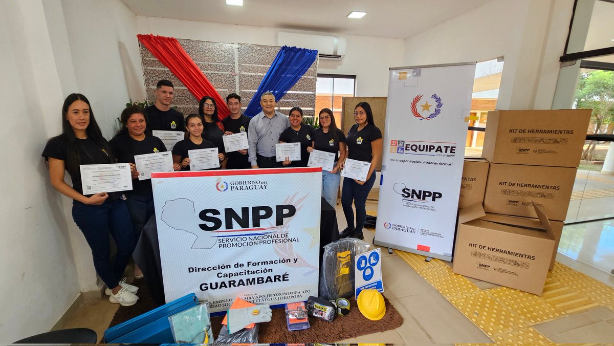 SNPP_Paraguay's tweet photo. 📍 Guarambaré
👷🏻♀️👷🏼♂️ #EQUIPATE | De la capacitación al trabajo formal
En el SNPP Guarambaré, 10 egresados del curso Auxiliar de Seguridad y Salud en el Trabajo, recibieron sus herramientas para empezar a trabajar. 🦺🧰
👷🏻♀️ Nuevos técnicos formados, listos para impulsar el auto empleo digno y sostenible.
Con #EQUIPATE conectamos capacitación con oportunidades reales.
#SNPP
#GobiernoDelParaguay