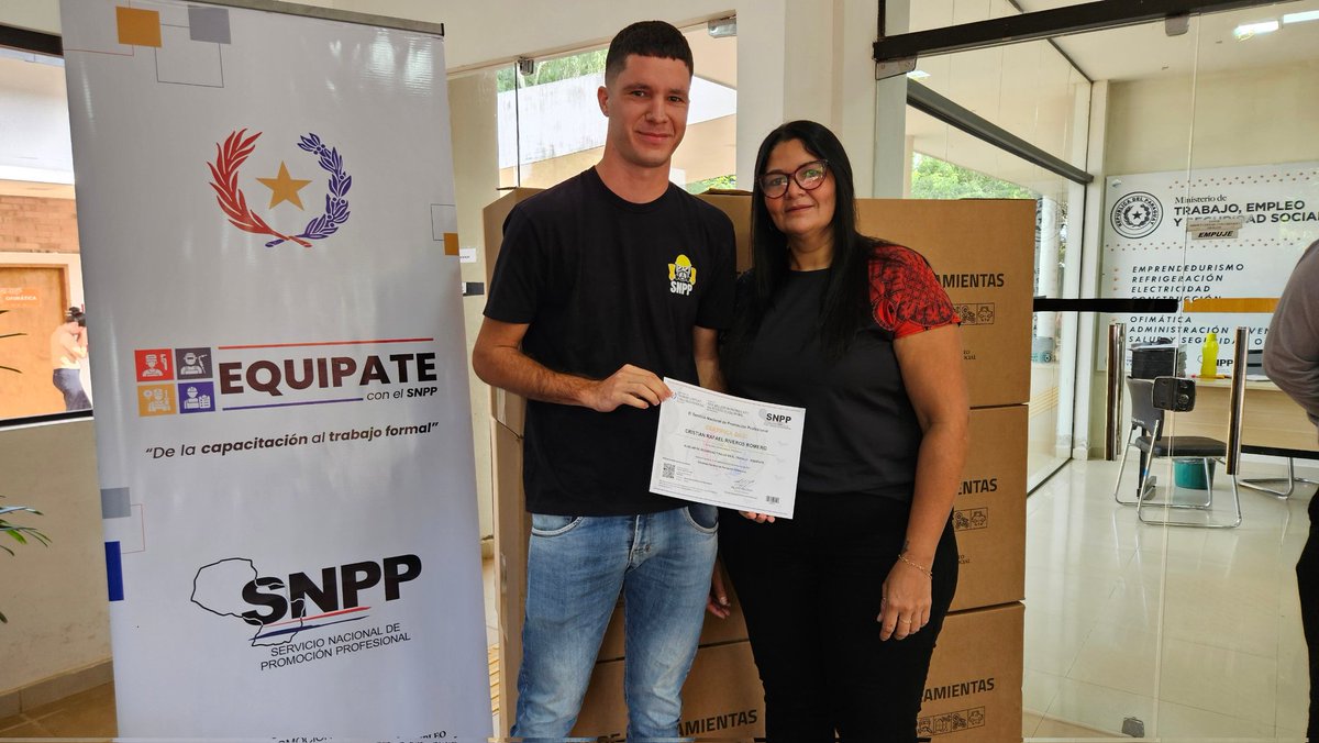 SNPP_Paraguay's tweet photo. 📍 Guarambaré
👷🏻♀️👷🏼♂️ #EQUIPATE | De la capacitación al trabajo formal
En el SNPP Guarambaré, 10 egresados del curso Auxiliar de Seguridad y Salud en el Trabajo, recibieron sus herramientas para empezar a trabajar. 🦺🧰
👷🏻♀️ Nuevos técnicos formados, listos para impulsar el auto empleo digno y sostenible.
Con #EQUIPATE conectamos capacitación con oportunidades reales.
#SNPP
#GobiernoDelParaguay