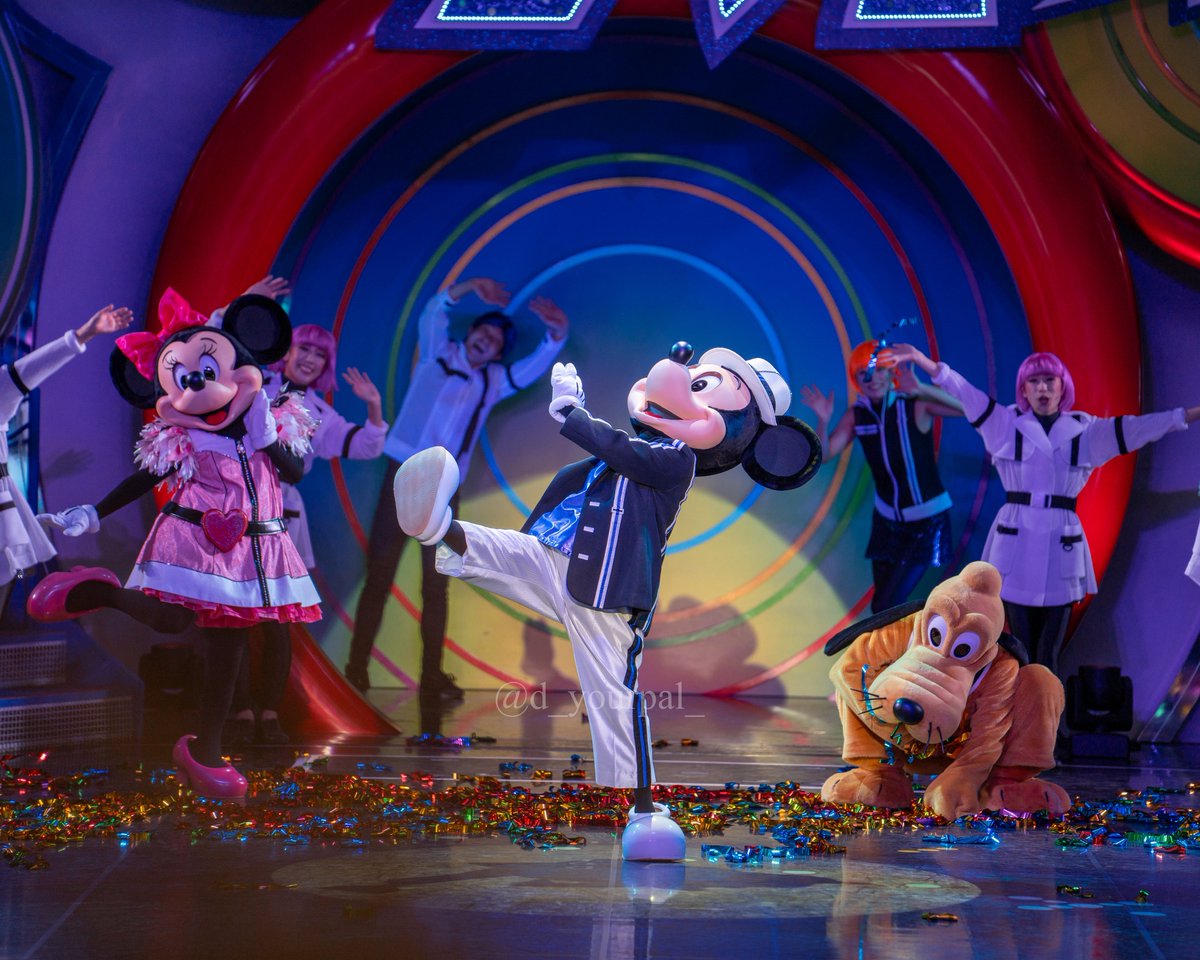 左から
かわいいミニー💕
はしゃぐスタァ⭐️
銀テをむさぼり食う犬