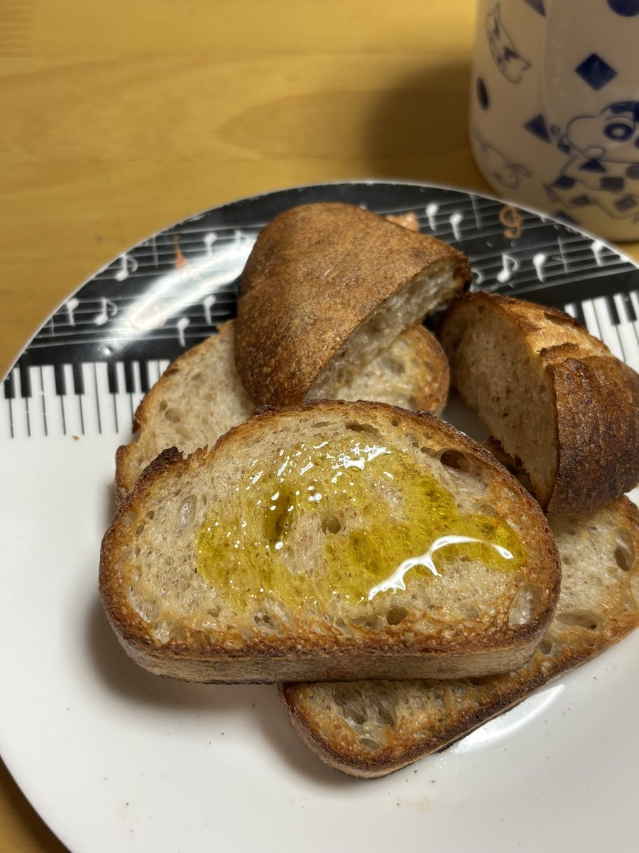 yumeneco3bread's tweet photo. 発酵オーバー💦
朝、冷蔵庫に入れ忘れて���まいました…。
サワードゥーブレッドの過発酵は 美味しい酸味を通り越して、酸っぱい味になります🤣

#サワードゥーブレッド
#過発酵
#sourdough https://t.co/ecWx1M5hc1