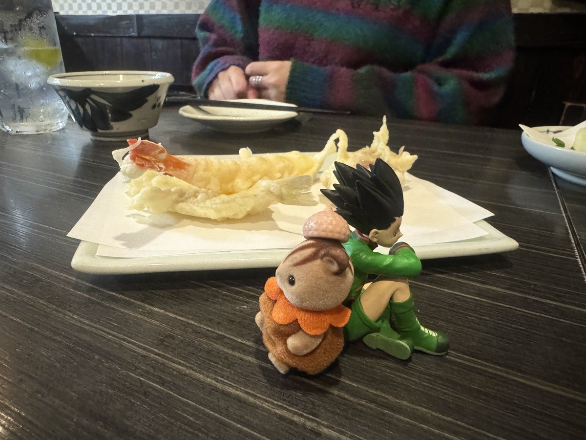 DIVAJURIAlovey's tweet image. じゅり、ゴンさんだよ
ゴンさんが一時間ここで待つと言うからおでんを見に行ったよね
そんなゴンさんと背中合わせで待つ、友情だね