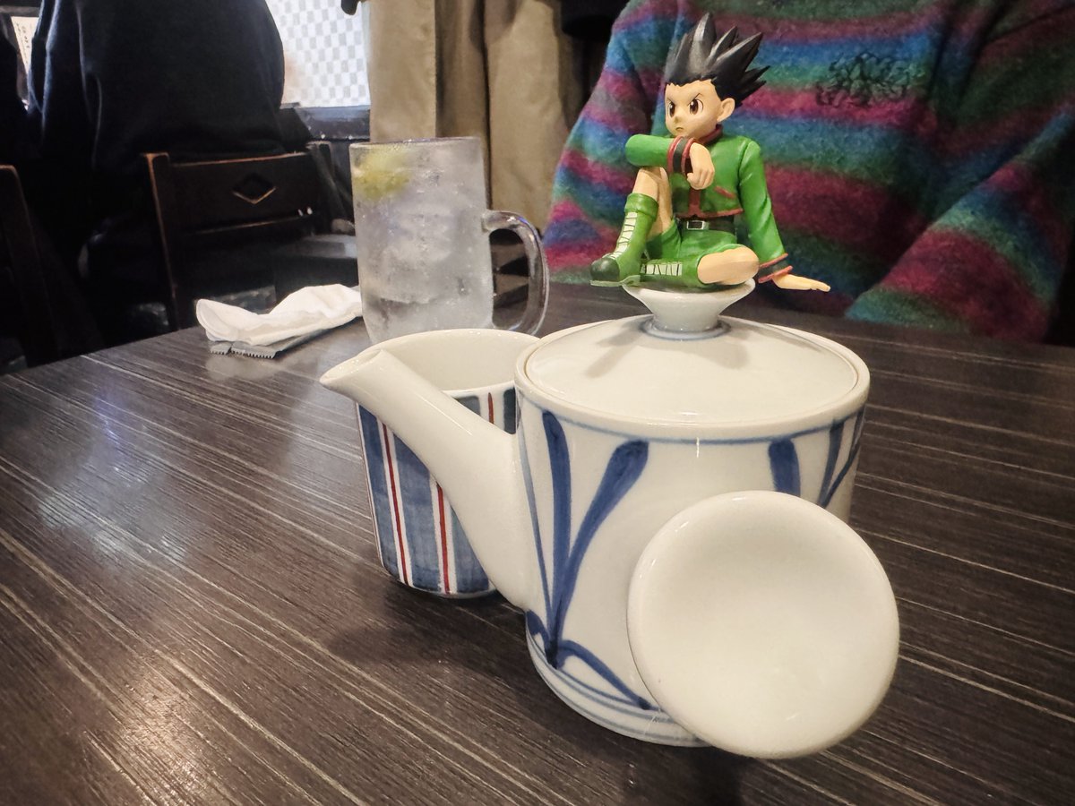 DIVAJURIAlovey's tweet image. じゅり、ゴンさんだよ
ゴンさんが一時間ここで待つと言うからおでんを見に行ったよね
そんなゴンさんと背中合わせで待つ、友情だね