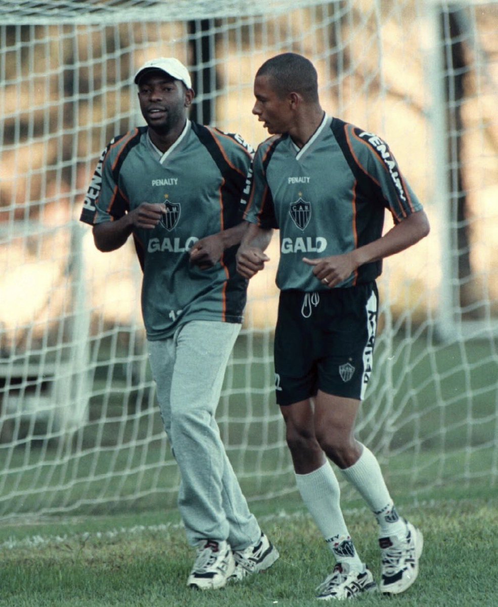 Cláudio Caçapa e Gilberto Silva.