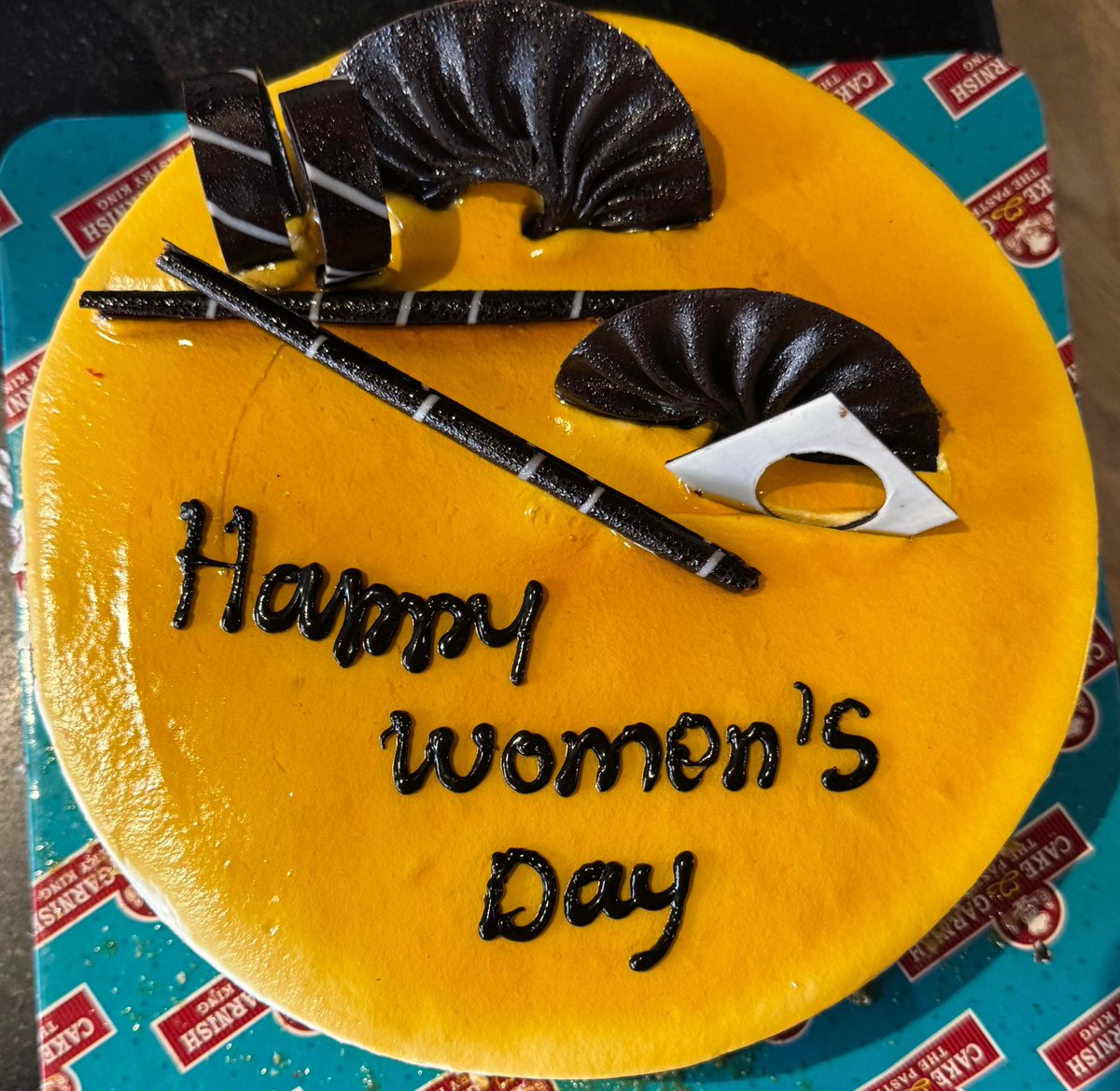 cinemarasigan19's tweet photo. #ThaaiKizhavi spl screening for Vaishnava college Students 
I think this is the first time in @VettriTheatres ,Also #womensday and 11 Student's birthday which falls on this day has been celebrated by Spl Cake Cutting. A WonderfulInitiative by Rakesh anna and team Vettri 👏🏼 https://t.co/aGlcoQWZGC