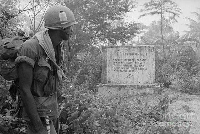 akapobisoko's tweet photo. Un soldado estadounidense negro lee un mensaje dejado por el Việt Cộng durante la Guerra de Vietnam, 1970. El mensaje dice:

“Soldados negros del ejército estadounidense, ustedes están cometiendo los mismos crímenes ignominiosos en Vietnam del Sur que la camarilla del KKK está perpetrando contra sus familias en casa.”