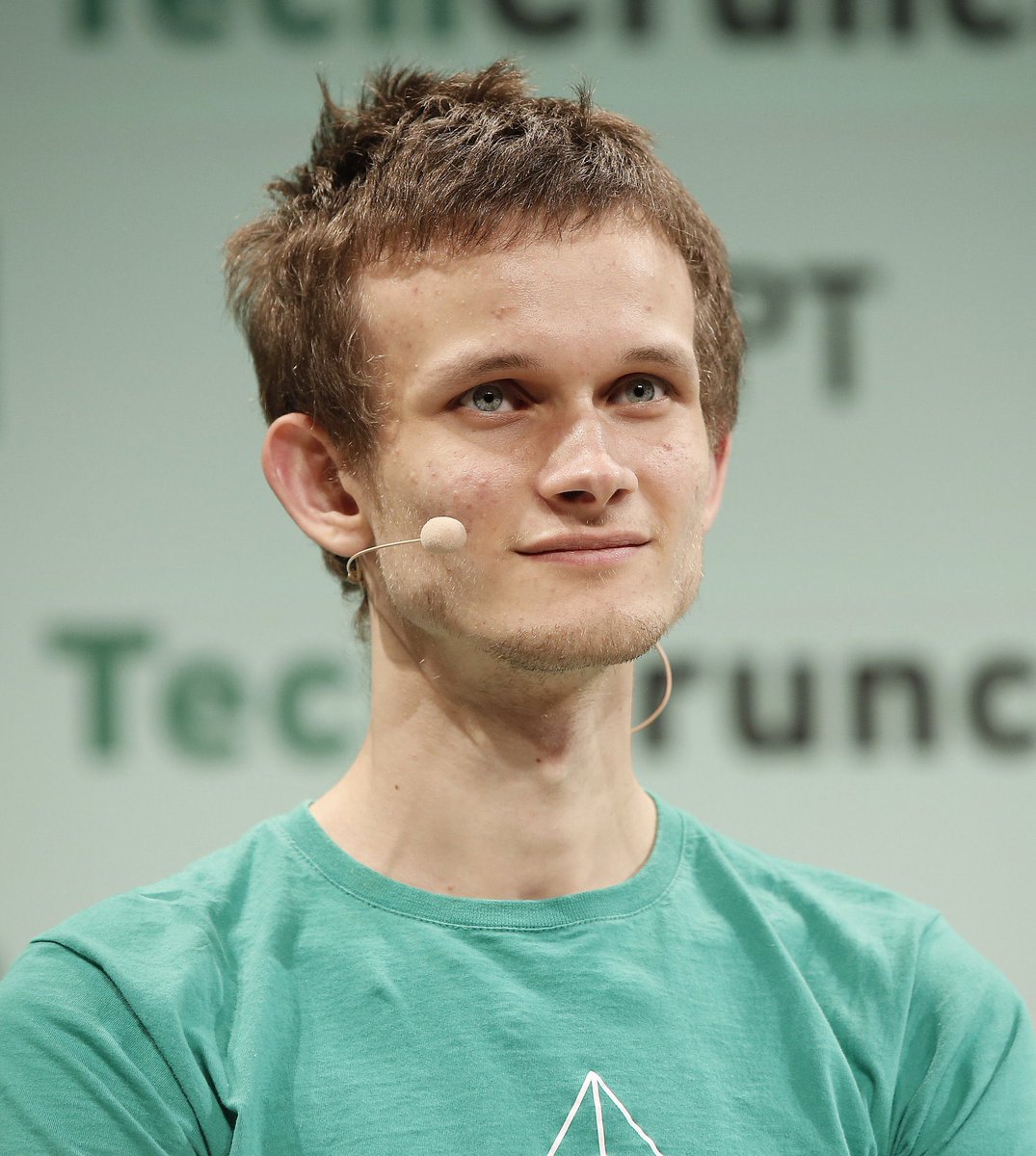 yasinaktimur's tweet photo. 230 milyar dolarlık mcap’i olan ethereum’un kurucusu vitalik buterin’in hikayesi aslında bir oyun güncellemesiyle başladı.

2010’da Blizzard, World of Warcraft’ta Vitalik Buterin’in en sevdiği Warlock büyüsünü nerfledi. (Güçlerini zayıflatması) 

Vitalik’in kendi sözleriyle: “O gece ağlayarak uyudum ve merkezi sistemlerin insanlara neler yapabileceğini o gün anladım.” dedi ve oyunu bıraktı.

Bir yıl sonra babası ona Bitcoin’i gösterdi. Ama madencilik yapacak gücü yoktu, satın alacak parası da yoktu.

O da yazmaya başladı.
Bir kripto blogu için makale başına 5 BTC alıyordu. O zaman değeri yaklaşık 3.5 dolardı.
Bugün o tek makalenin ücreti ≈ $335,000 ediyor.

17 yaşında Bitcoin Magazine’i kurdu.
Ripple’da işe başvurudu.
 Kabul edildi ama vize sponsorluğu alamadı.
19 yaşında Bitcoin için büyük değişiklikler önerdi.
 Topluluk reddetti.
Bunun üzerine kendi whitepaper’ını yazdı:
Ethereum.

Haftalar içinde 30 geliştirici projeye katıldı.
Üniversiteyi bıraktı.
 $100.000 usd Thiel Fellowship bursu aldı.

ICO’da ETH’yi $0.31’dan sattı ve $18 milyon topladı.

Bir kişi o satışta $310,000 ile 1 milyon ETH aldı.
 Zirvede değeri ≈ $4.3 milyar oldu.

Başka biri $263 ile 850 ETH aldı.
 Bugün değeri $1.7 milyon+.

Ethereum, Vitalik 21 yaşındayken launch edildi.
 Market cap zirvesi: 500 milyar dolar+
Hepsinin başlangıcı:

Blizzard’ın bir Warlock büyüsünü nerflemesi.