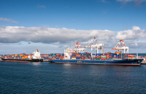 container_news's tweet image. #ANL / @cmacgm issues #emergency #diversions for #Middle #East #shipments

container-news.com/anl-cma-cgm-is…