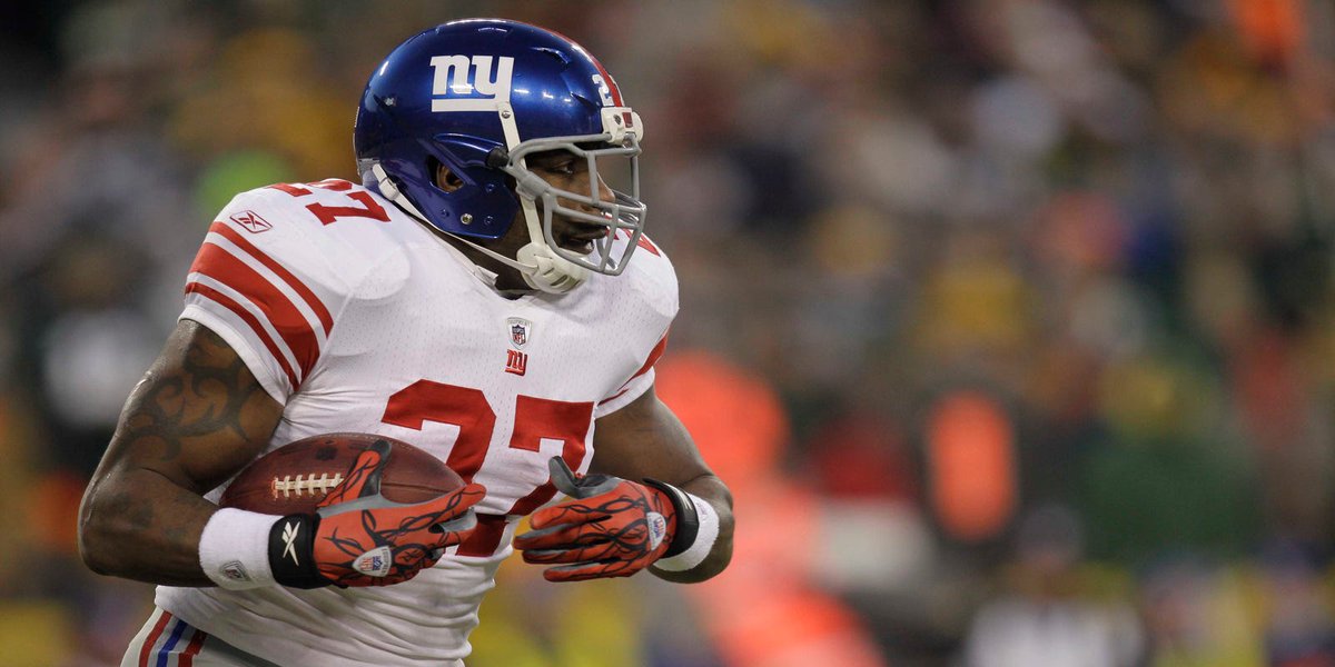 TheGiantsWire's tweet photo. Retired New York Giants RB Brandon Jacobs has called out Logan Paul after his viral $1 million fight offer to current players: "Let's get it poppin."

📸 Giants Wire https://t.co/j44nYQAVO4 https://t.co/Xen9TwevjW