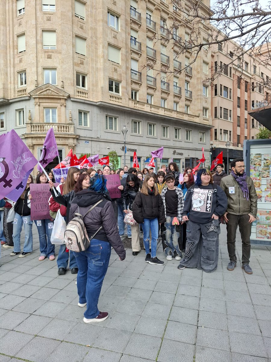 sindicaestudcyl's tweet photo. 🔥🔴 Multitudinaria manifestación en Valladolid. Centenares de estudiantes FEMINISTAS y REVOLUCIONARIAS lo hemos dicho alto y claro: 

👉 ¡Vosotros, fascistas, estáis en nuestra lista! https://t.co/xMRklfZ9zK