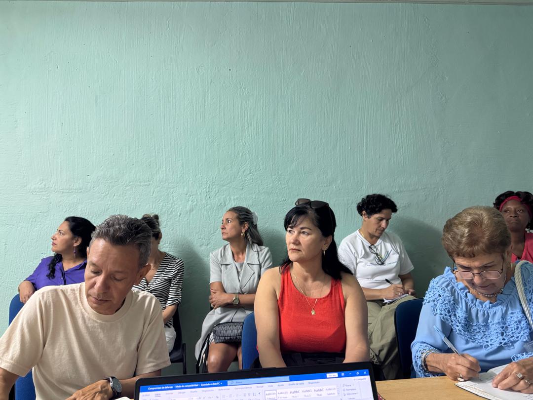 En un cálido encuentro, se   intercambió en la #UNISS con los futuros doctores que presentarán su tesis este año.
Las universidades🇨🇺 construyen y crecen antes las adversidades.
📸👏 #Tesis2026 #UniversidadQueCrece #VamosPorMás