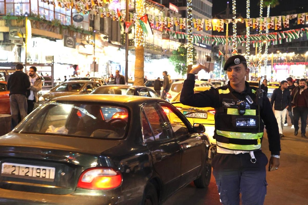 Police_Jo's tweet photo. اجتمعوا على حب الوطن والبذل في سبيله، تراهم في الميادين والدروب، يسهرون على الأمن، ويكتبون للمجد حكاية فخرٍ وعطاء.

وجّه كلمه لهم،، ودعاؤنا أن يحفظهم الله ويحفظ هذا الوطن 🇯🇴 . 

#رمضان_كريم #الامن_العام #الاردن https://t.co/uAQElQIaxN