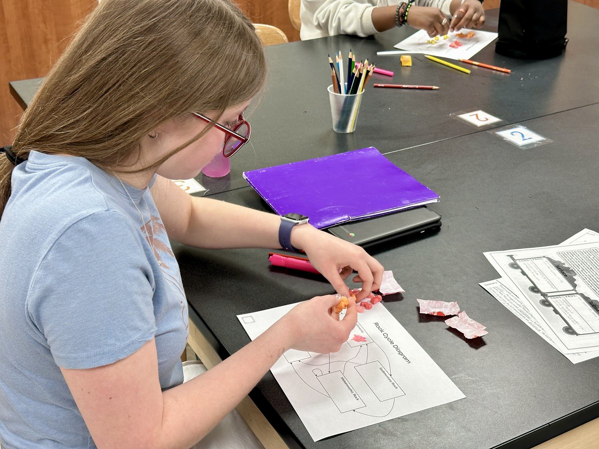 UrbandaleCSD's tweet photo. What better way to discover the cycles of rocks than demonstrating with candy! #UHSpride #AllAboutU https://t.co/rWNayQxL23