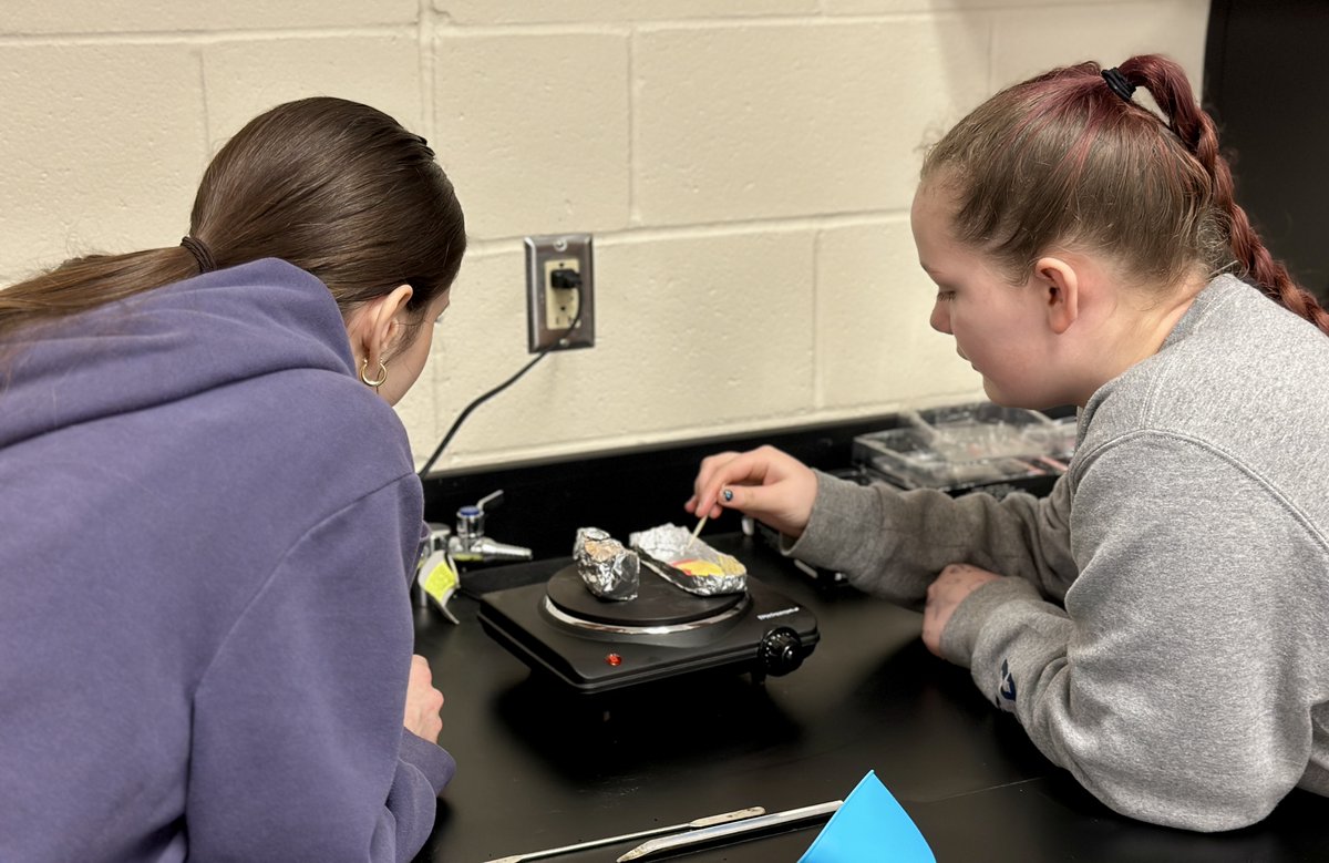 UrbandaleCSD's tweet photo. What better way to discover the cycles of rocks than demonstrating with candy! #UHSpride #AllAboutU https://t.co/rWNayQxL23