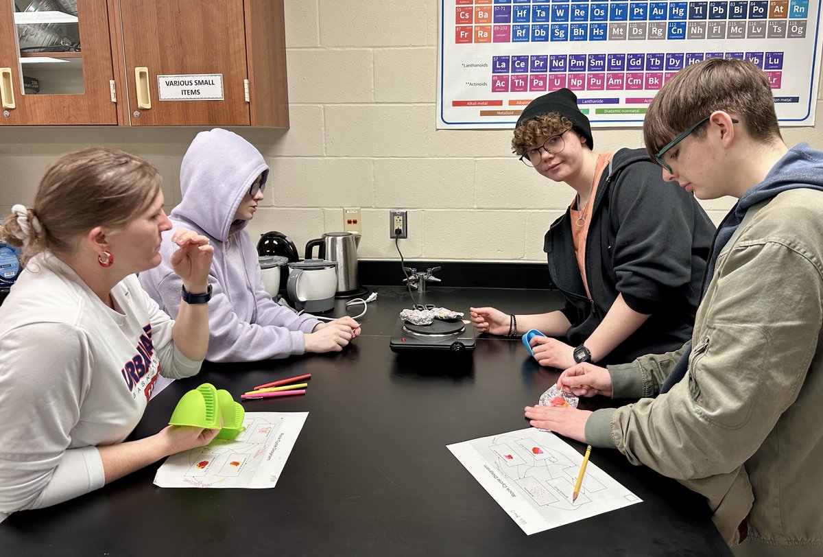 UrbandaleCSD's tweet photo. What better way to discover the cycles of rocks than demonstrating with candy! #UHSpride #AllAboutU https://t.co/rWNayQxL23