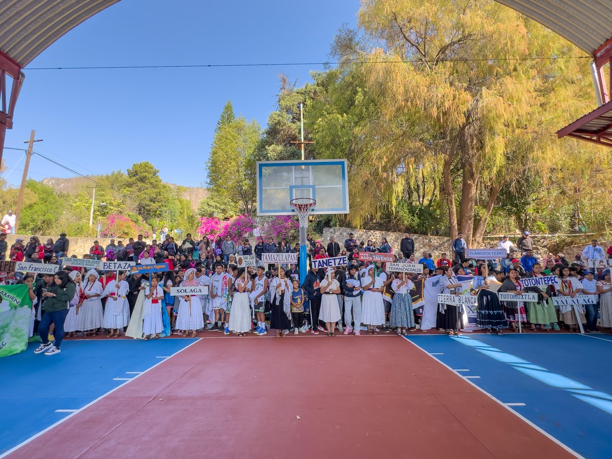 INPImx's tweet image. El director general del INPI, Adelfo Regino Montes, (@DEELAYUUK) asistió a la  inauguración del XLVII edición del Torneo de Básquetbol “Copa Benito Juárez”, en Guelatao de Juárez, Oaxaca, donde destacó que este encuentro deportivo refleja la organización comunitaria de los