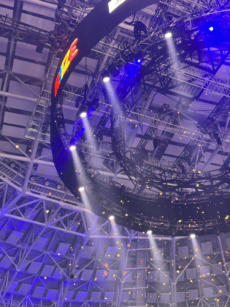 적 tweet media