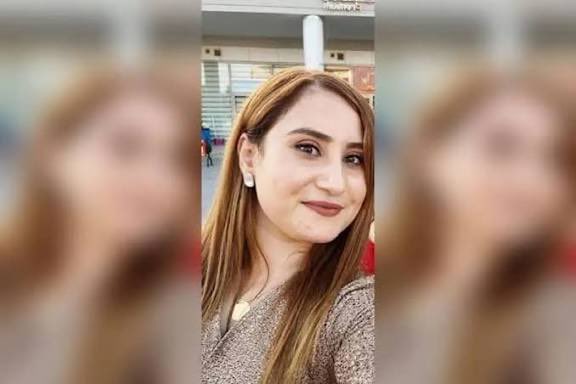 🔴 “İntihar Denilmişti… Gerçek Mahkeme Salonunda Ortaya Çıktı”

Başından beri “intihar” denilerek kapatılmak istenen Pınar Sevim dosyasında karar çıktı.

Mahkeme, sanık Rıdvan Bulunmaz’ı “eşe karşı kasten öldürme” suçundan müebbet hapis cezasına çarptırdı.

Bir kadının ölümü ilk