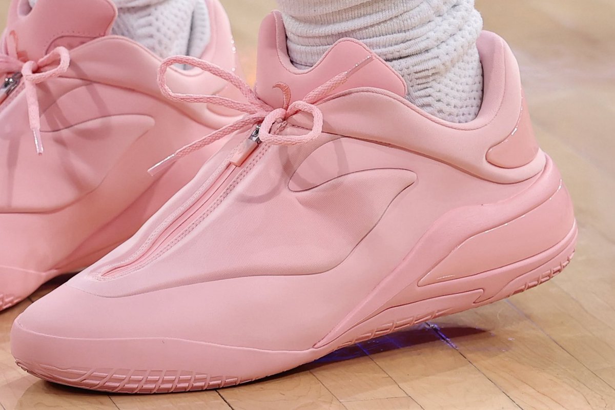 JustFreshKicks's tweet photo. Shai Gilgeous-Alexander debuts his Converse SHAI 001 "Blush" 🌸

🗓️March 12th
💰 $130 https://t.co/4BJtVdWBte
