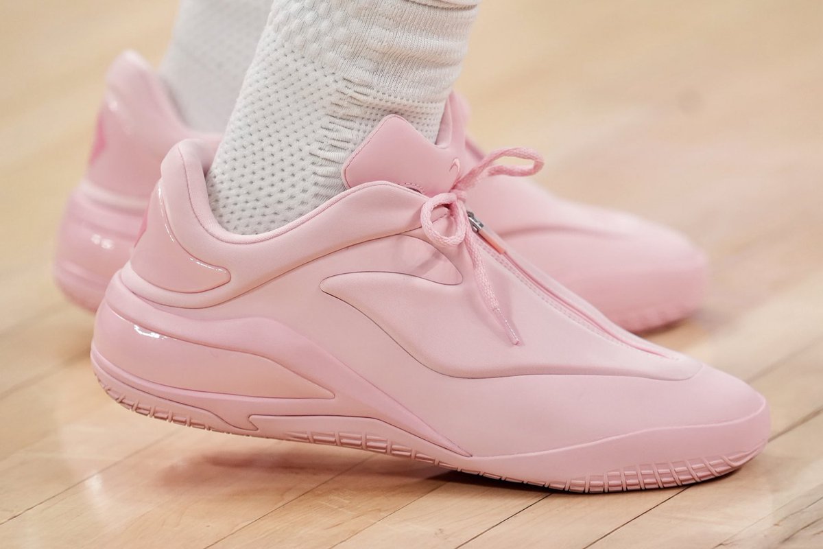 JustFreshKicks's tweet photo. Shai Gilgeous-Alexander debuts his Converse SHAI 001 "Blush" 🌸

🗓️March 12th
💰 $130 https://t.co/4BJtVdWBte