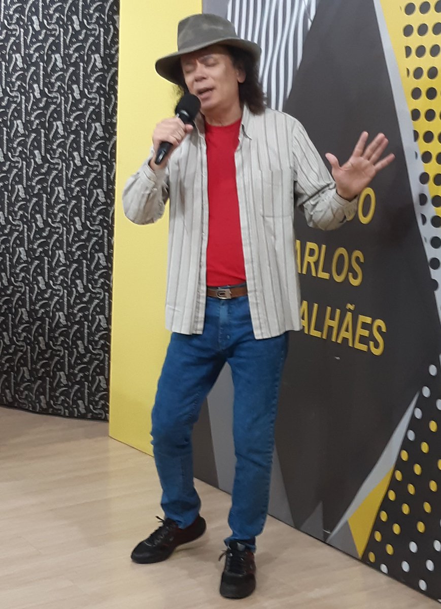 "Vitória e derrota eu conheço de cor
Onde quer que eu vá levo comigo o sonho de um dia ser melhor
A estrada ensinou o que eu sei, o que eu sou..." (Ruy Maurity)
Saudade do velho amigo Ruy... Shows, cervejas e risadas juntos...
Tem muita música legal no Céu hoje em dia 📷📷
#show